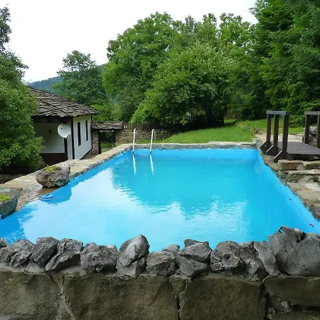 Дом отдыха Tacheva Family House - Pool Access Боженците