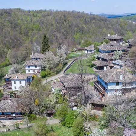 Дом отдыха Tacheva Family House - Pool Access Боженците